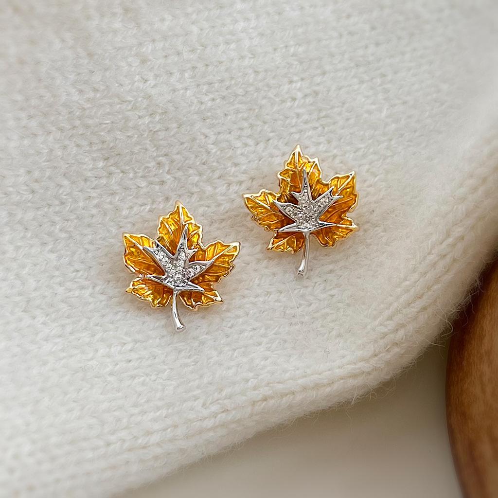 

Autumn Style Yellow Color Maple Leaf Stud Earrings for Women Girls Exquisit Zircon Enamel Drip Glaze Drop Earrings Jewelry Gifts