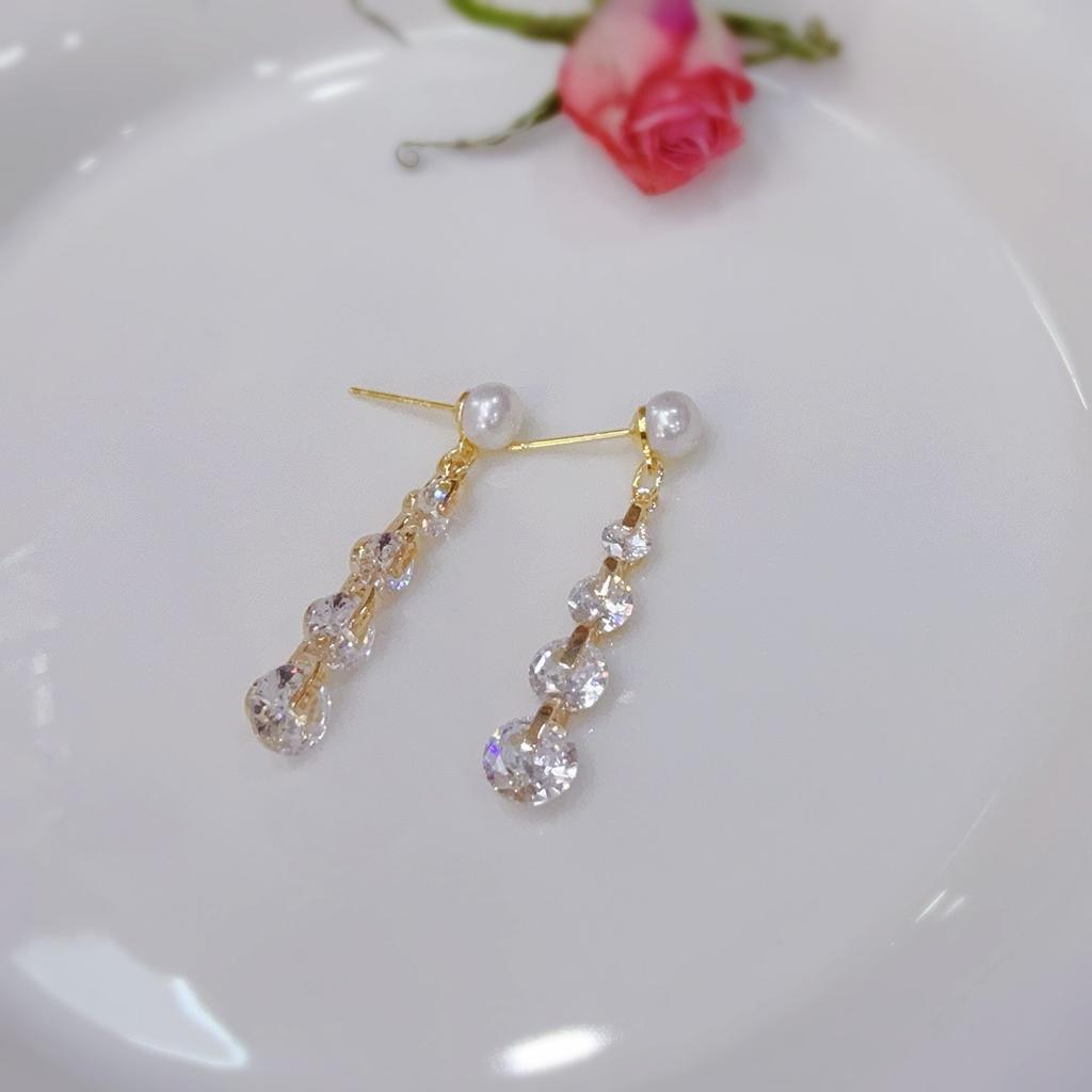 Light luxury natural freshwater pearl stud earrings women's unique temperament earrings 2025 new Korean earrings niche women's earrings
