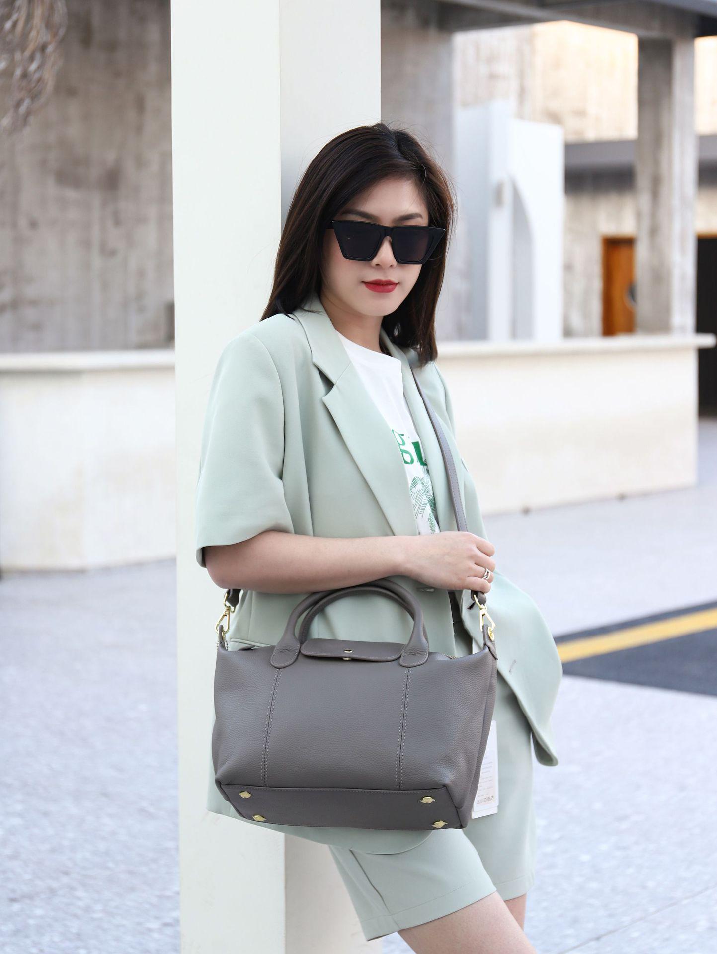 

Женская сумка-тоут Boston из натуральной кожи 2025 года — вместительная, текстурированная, универсальная сумка для поездок на работу. 38cm Length x 15cm Width x 20cm Height серый