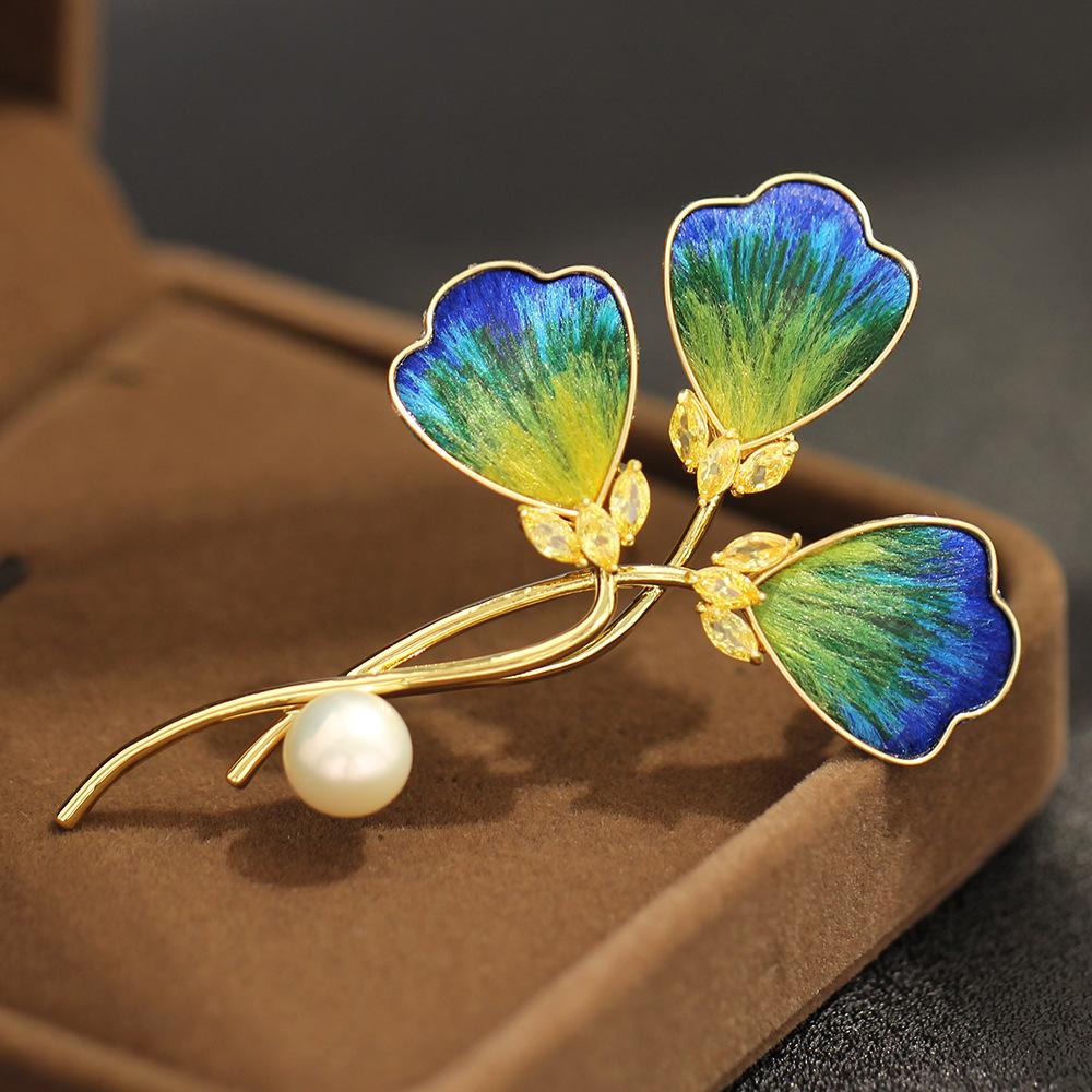New Chinese intangible cultural heritage edelweiss clover brooch green gradual change stone bouquet pin high-end brooch accessories women