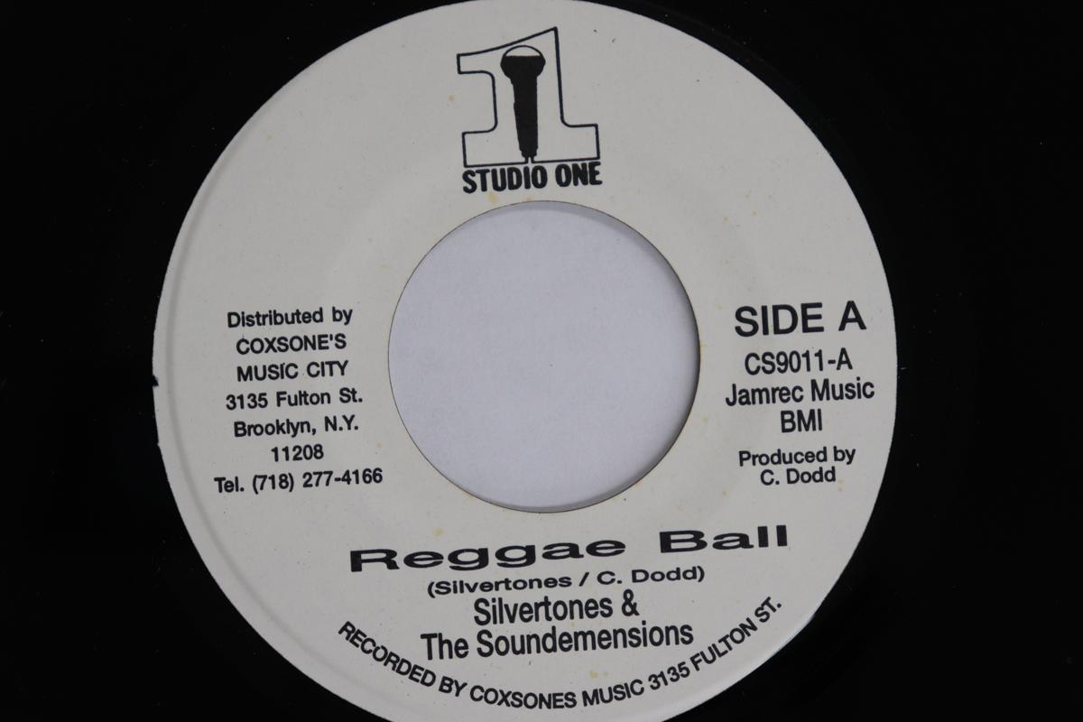 

7-дюймовая пластинка SILVERTONES, SOUND DIMENSION - Reggae Ball CS9011 STUDIO ONE 1998 США Регги, Ска и Даб Б/У