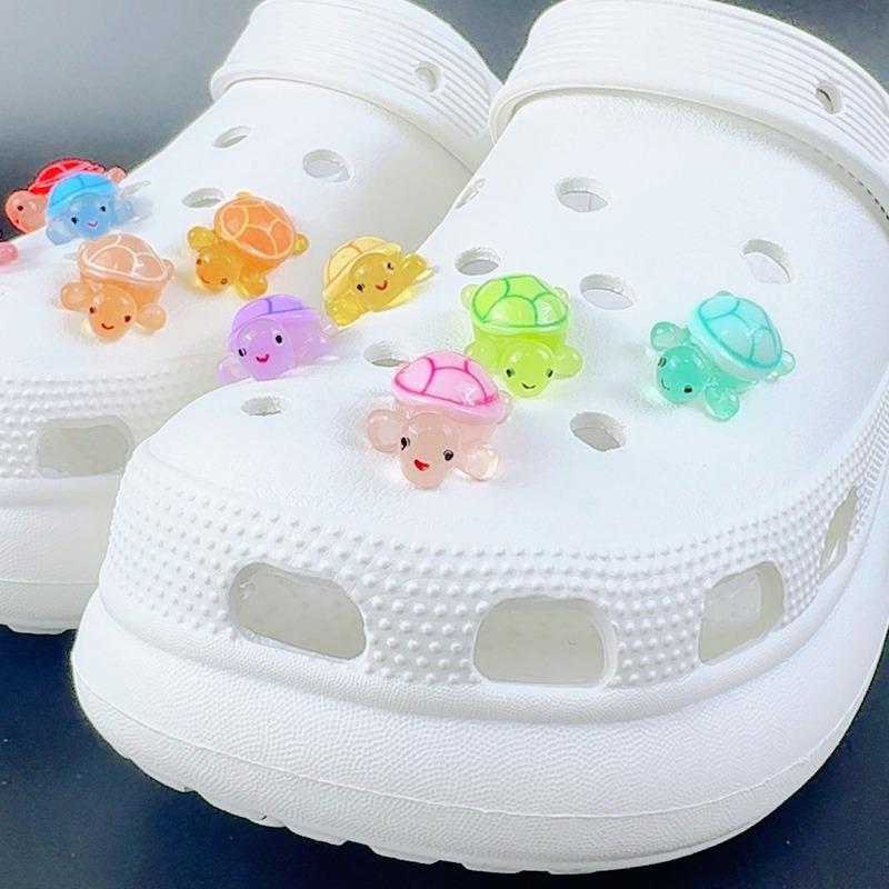 Mote Sko Charms Sett Tilbehør Hull Sko Spenne Søt Lysende Liten Skilpadde DIY 3D Sko Dekorasjoner Barneselskap Jentegave