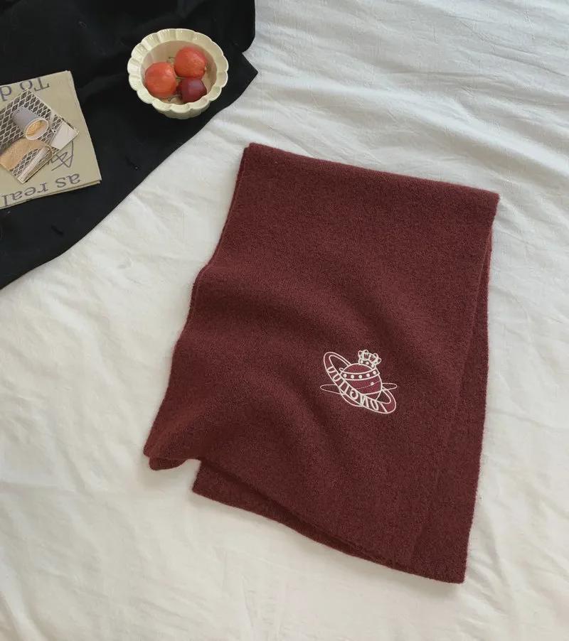 Wełniany szalik z haftem planetarnym - Ciepły szal damski