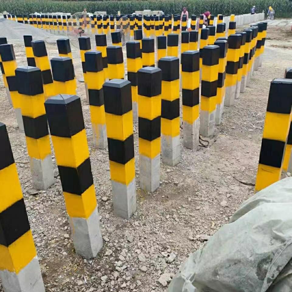 Betonnen Verkeers- en Grenspaal