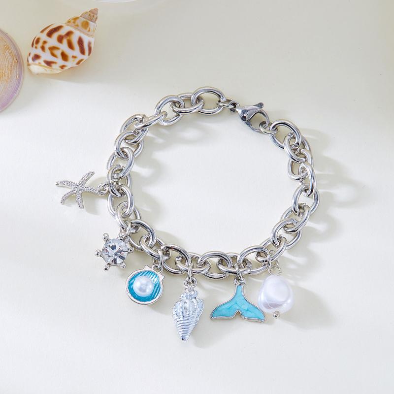 A Stylish Hollow Star Pendant With Geometric Splicing Designed Car Rearview Mirror And Steering Wheel Decoration Accessory