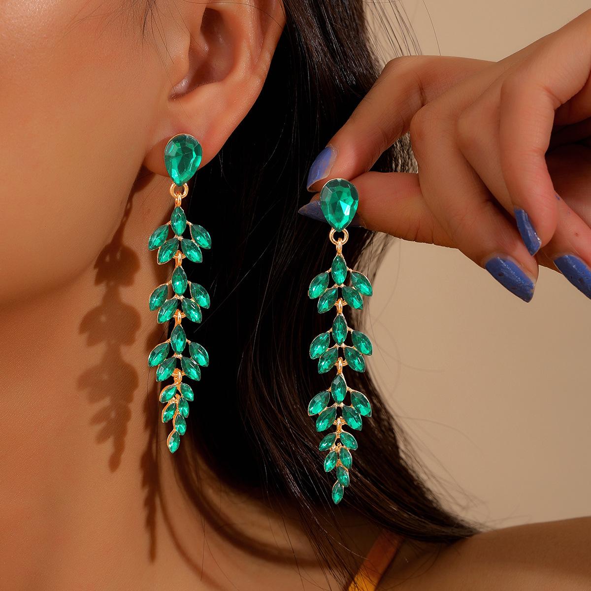 

Модные серьги-подвески для женщин зелёный