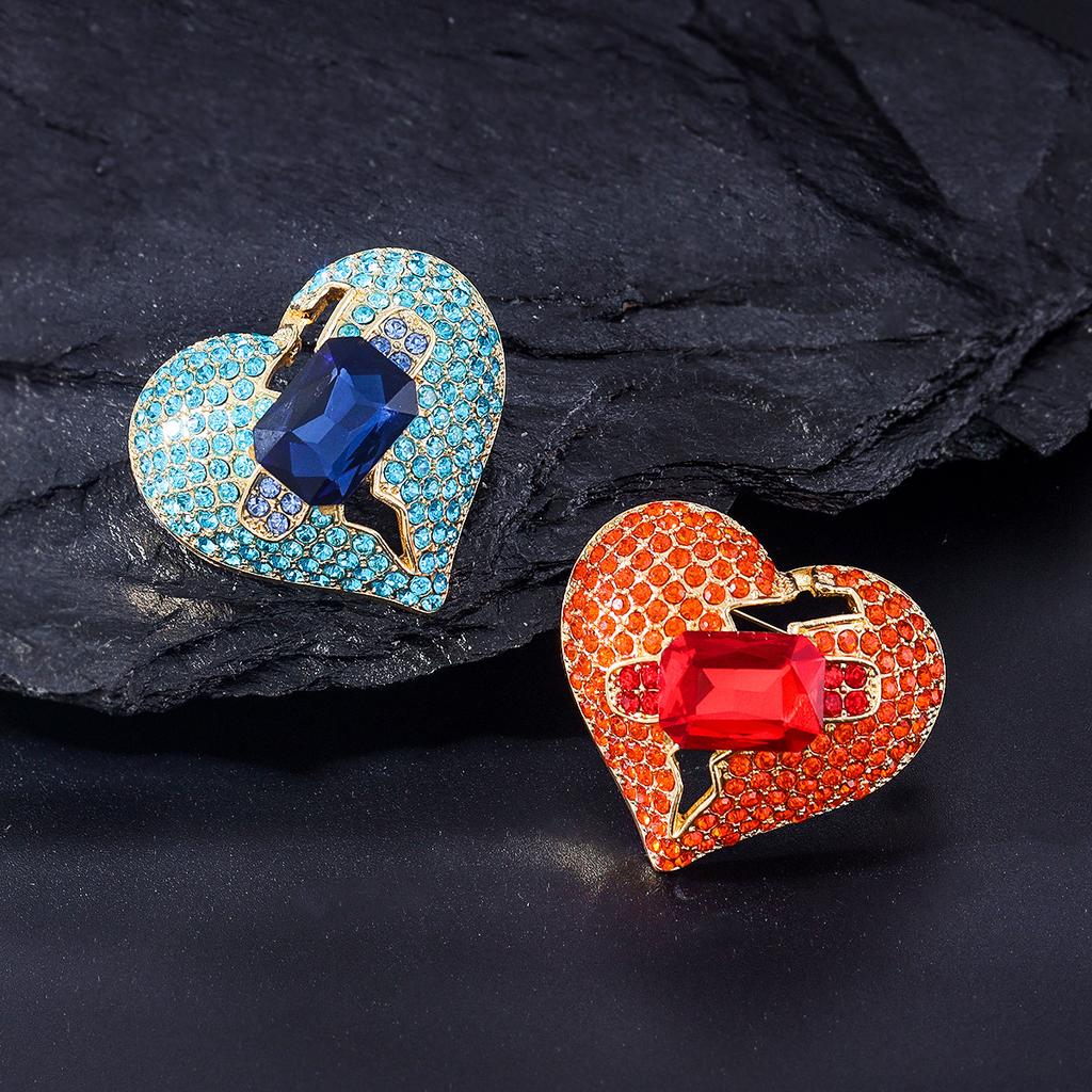 Cross-border New Full Diamond Peach Heart Brooch Women's Alloy Rhinestone Temperament Versatile Clothing Pin Brooch Anti-light Fixing