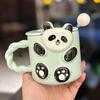 Niedlicher Keramikbecher mit Panda-Relief und passendem Löffel – dreidimensionales Cartoon-Tiermotiv, ideal als Haushaltsbecher, kleines Souvenir.