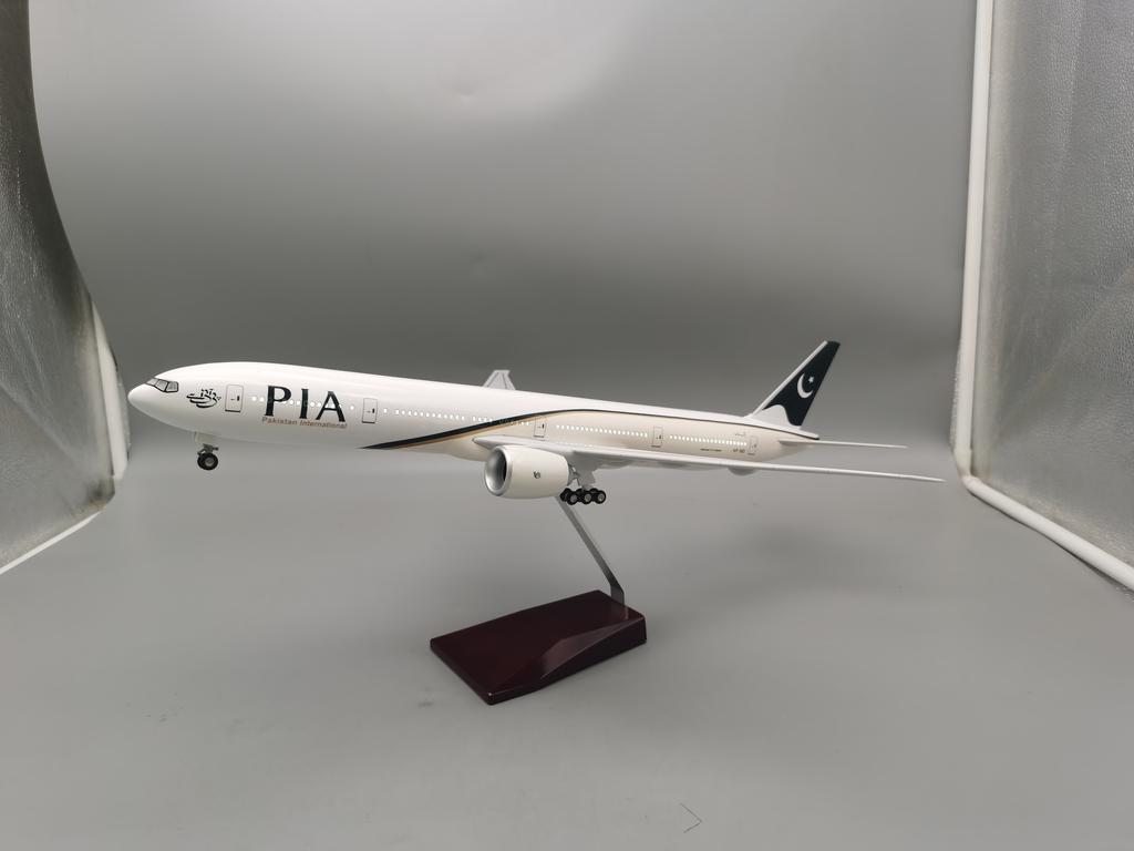 1/157 Scale Model Aircraft b777 Pakistan Airlines Airplane Model B777 Resin with Light & Wheel Planes Souvenir Decoration Home