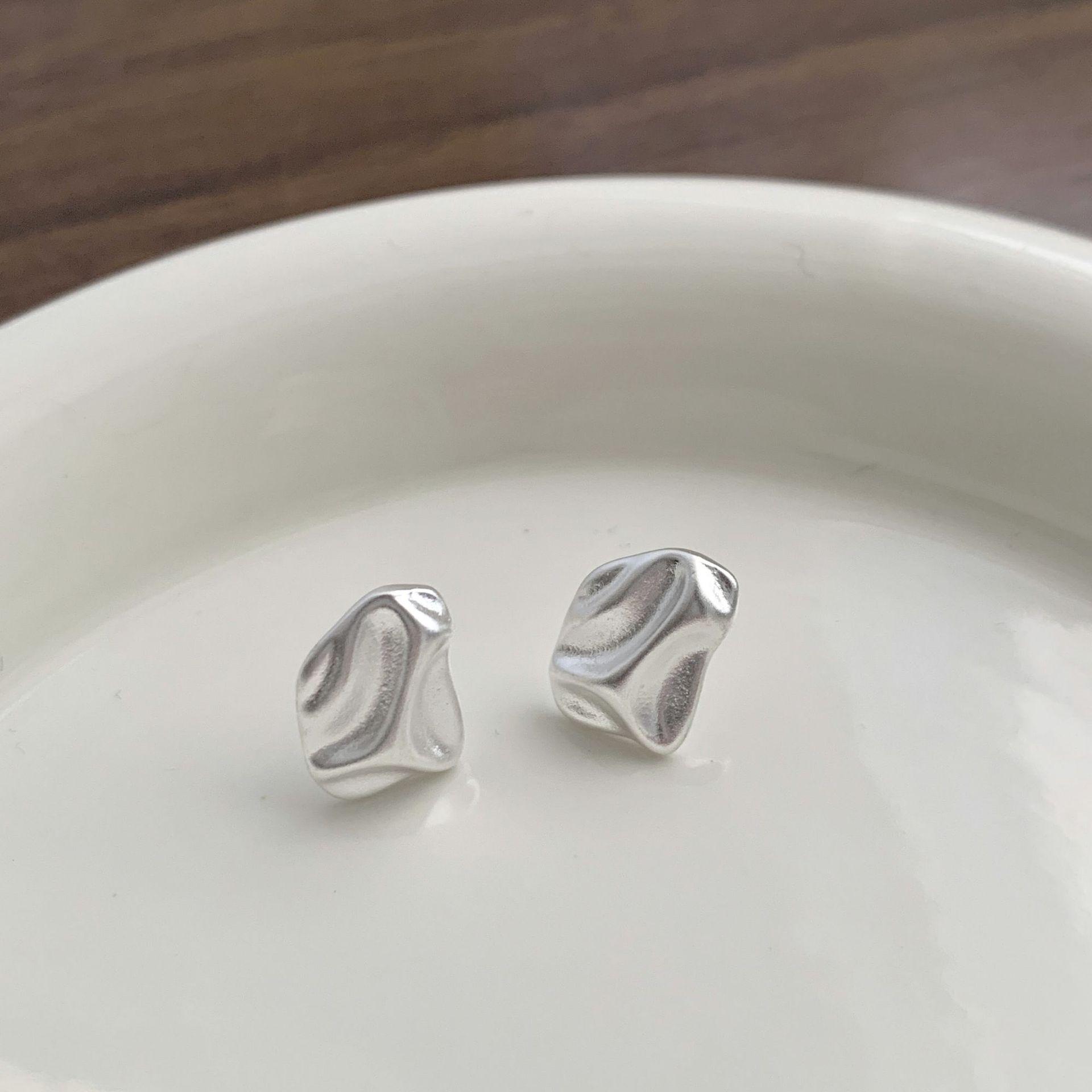 Шикарные серьги-гвоздики с неровной текстурой для женщин - Модный и уникальный дизайн