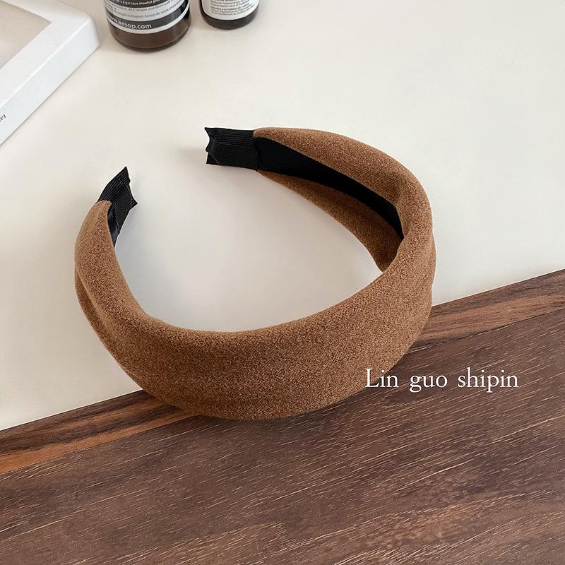 Luxury Korean Autumn/Winter Wide Fabric Hairband: Trendy Internet Celebrity Style for Shopping and Fashion.