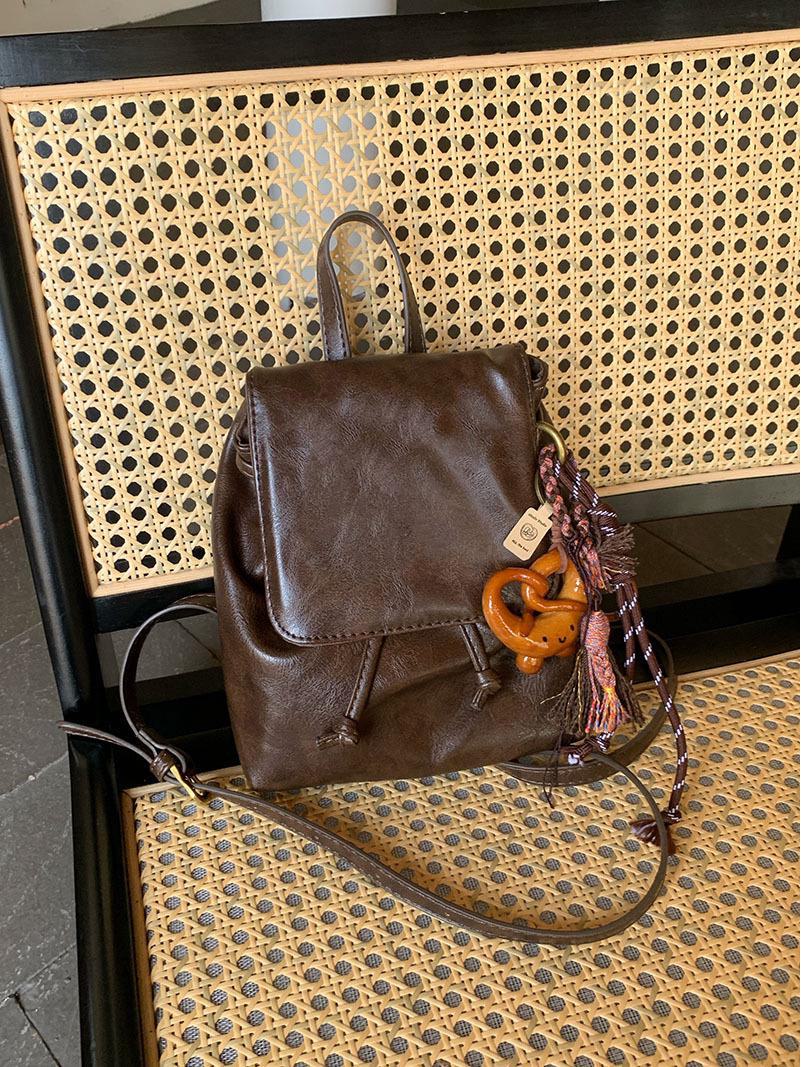 

Маленький рюкзак из коричневой искусственной кожи в стиле ретро-американец - универсальная сумка через плечо с мягкой текстурой для поездок на работу