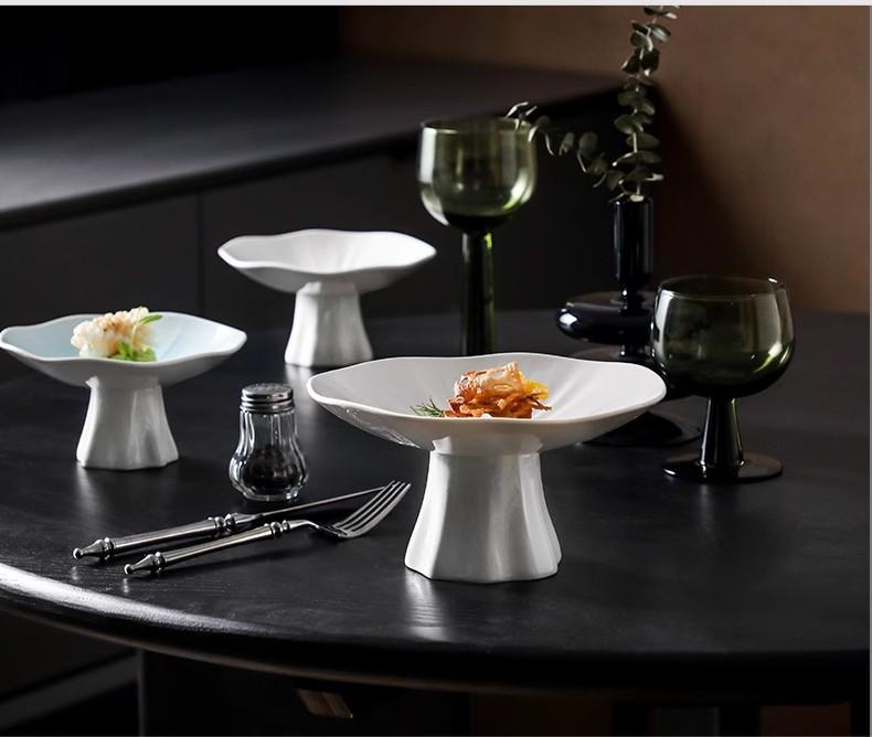 Elegantní keramický dezertní talíř pro předkrmy, studená jídla a ovoce