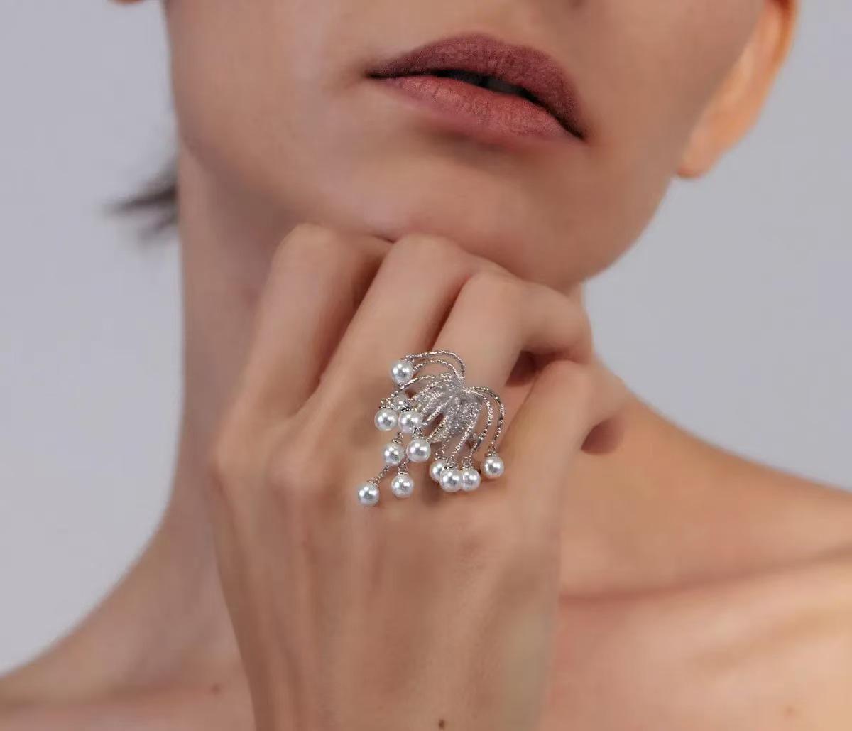 

Модное кольцо с бусинами в виде фейерверка на воде, вдохновленное звездами – легкая роскошь и изысканный дизайн