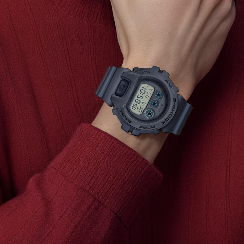 Casio G-SQUAD series 200 meters waterproof quartz movement resin strap Japanese and Korean watch men's watch gray dial DW-6900LU-8