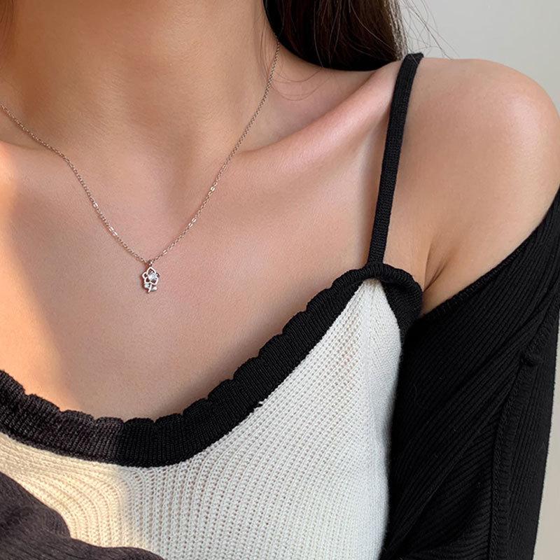 Rose Flower Small Diamond Necklace Girls Sweet and Temperament French High-end Niche Collarbone Chain