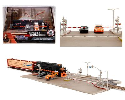 JADA TOYS Nano scéna Rychlý zběsilý závodní scéna Železniční přejezd Diorama Dodge Supra Mini Auto Set Nano Scéna Rychlý zběsilý Mini Car & Charger/Toyota &