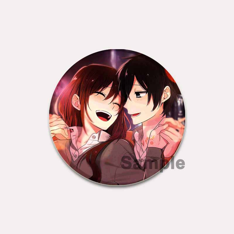 32/44/58mm Love Anime Horimiya Abzeichen auf Rucksackzubehör Miyamura Izumi Hori Kyouko Cartoon Broschen für Kleidung Tasche Dekor Geschenke Pins