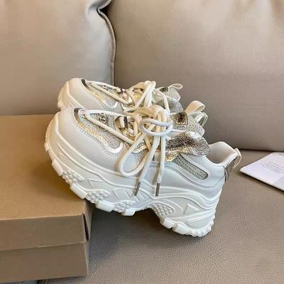 Weiße Plateauschuhe für den Frühling, neue sportliche, lässige Schnür-Mesh-Sneaker, kleine, rutschfeste, atmungsaktive, klobige Sneakers