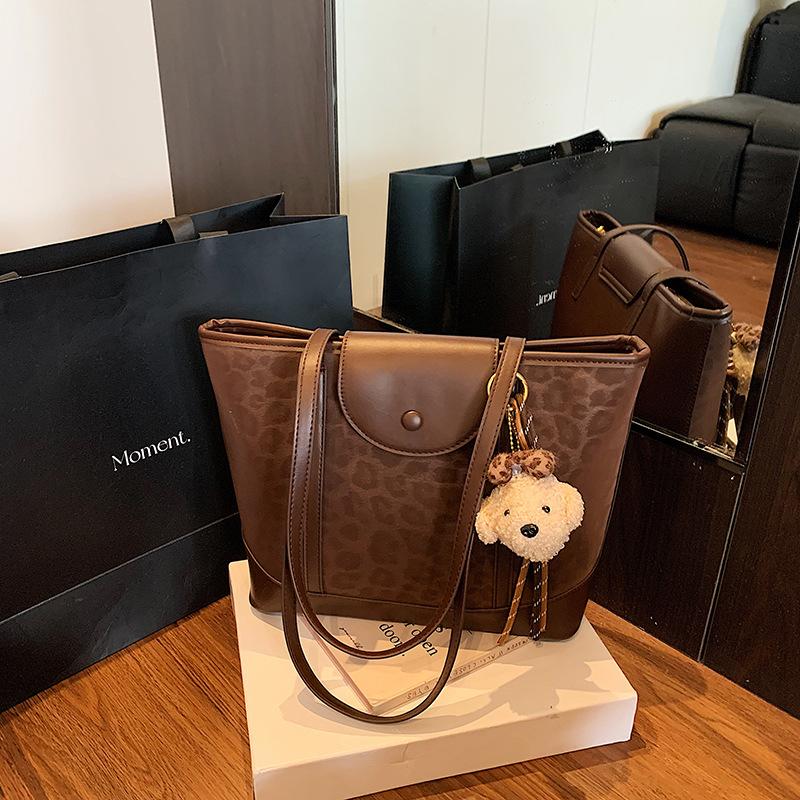 

Korean version niche leopard print handbag bag women s retro shoulder bag 2025 winter new high-end commuter tote bag no pendant