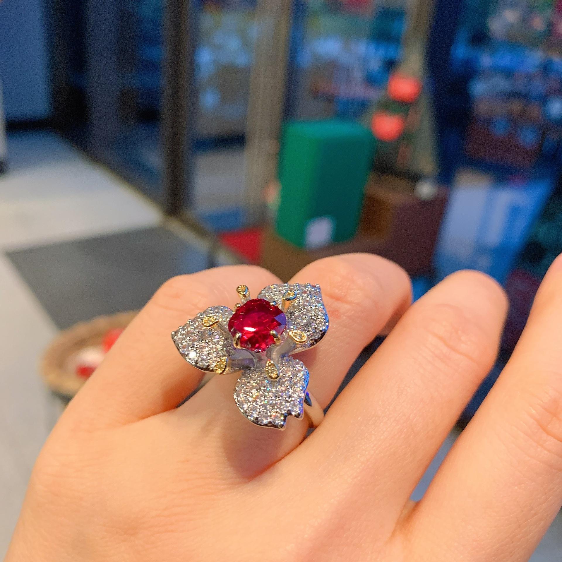 

Высококачественные серьги-гвоздики в форме цветка с тремя лепестками изумрудно-красного корунда и трехмерной имитацией бриллиантов