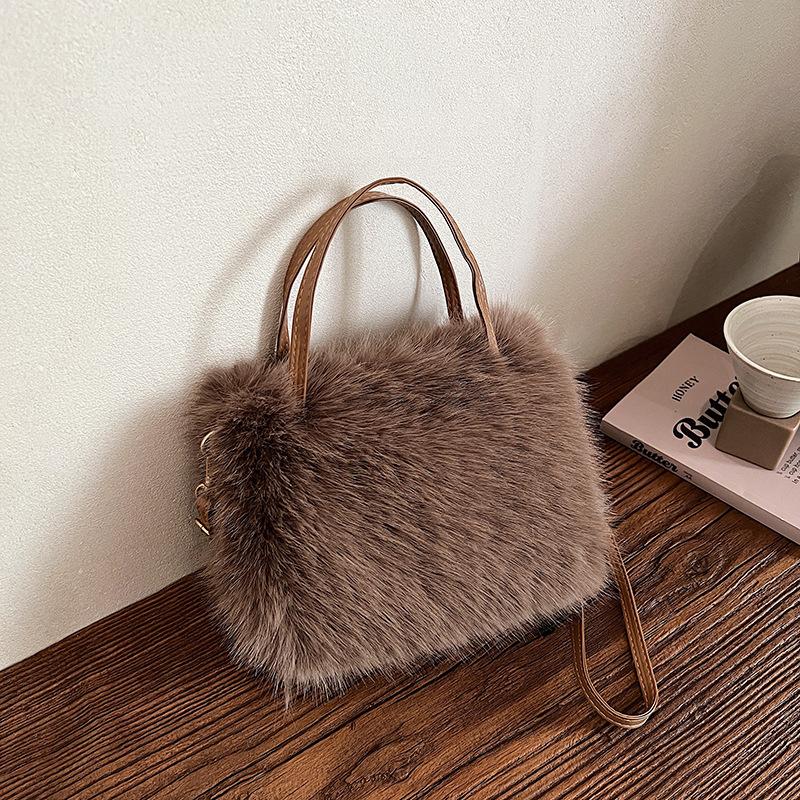 

Плюшевая сумка женская осень и зима 2025 новая нишевая дизайнерская сумка-мессенджер на цепочке портативная плюшевая сумка-тоут темно-коричневого