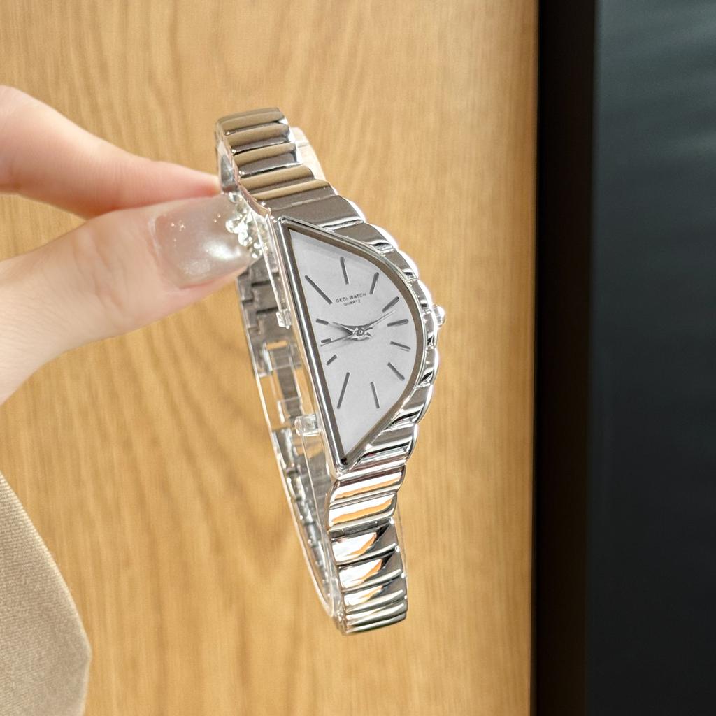 Modische und elegante Damenarmbanduhren Goldfarben Unregelmäßiges Dreieck Zifferblatt Luxus Damenuhr Quarz Professioneller Arbeitsplatz