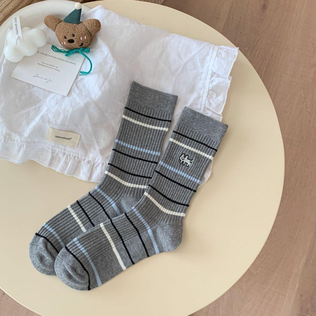 

Мультяшная вышивка щенка, милые носки, женские осенне-зимние носки средней длины, корейские полосатые хлопковые вязаные эластичные длинные носки One Size серый