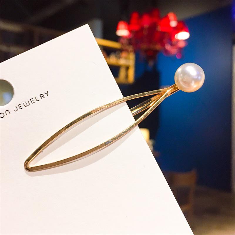 

Minimalist Japanese & Korean Hair Clip: Cold Style Beads & Conch with Starburst Moon Diamond Design