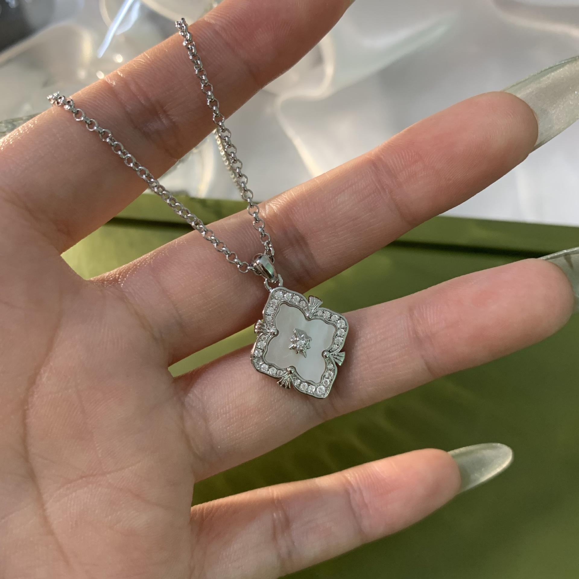 Latti Brushed Craft Diamond-Encrusted Four-Leaf Clover Necklace Femininity Natural White Fritillary Collarbone Chain