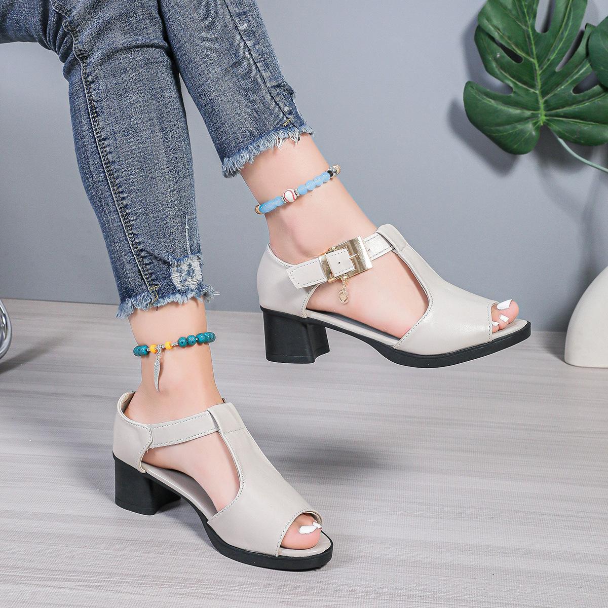 

Модные босоножки на толстом каблуке женские 2025 новые толстые каблуки среднего каблука женские туфли для мам с пряжкой из одного слова с рыбьим ртом босоножки женские летние 35 серый