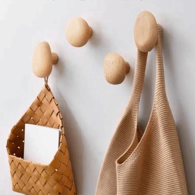 מהדקים וקרסים – מתלים לבגדים