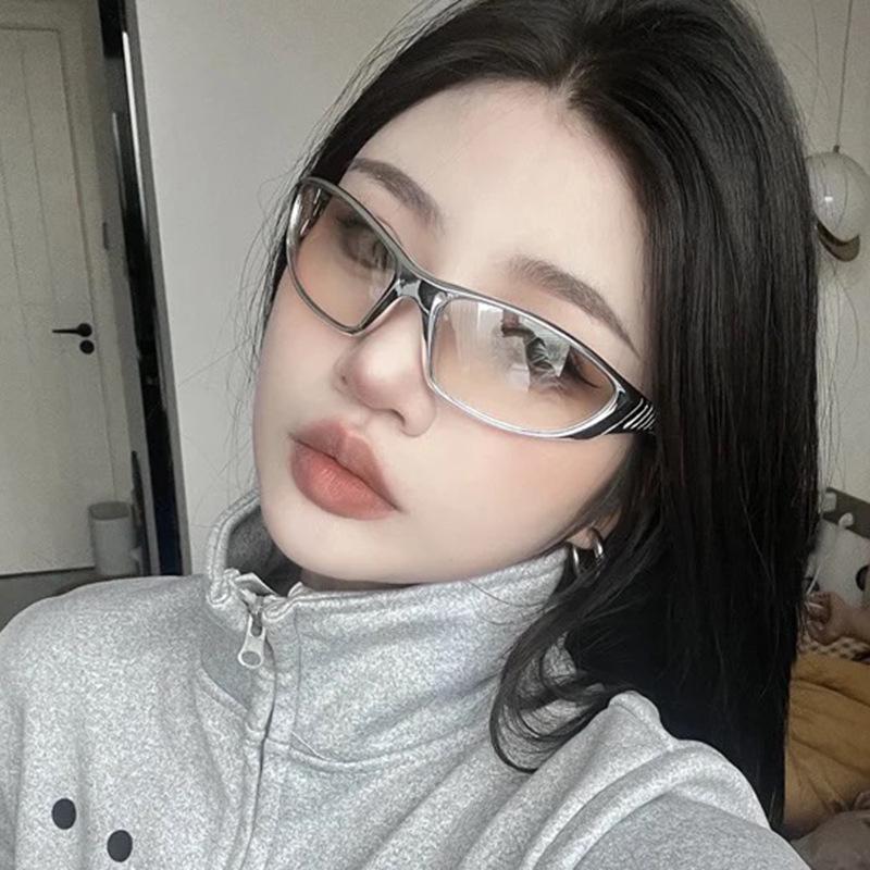 Retro European & American Futuristic Y2K Sunglasses for Women - Chic Street Style