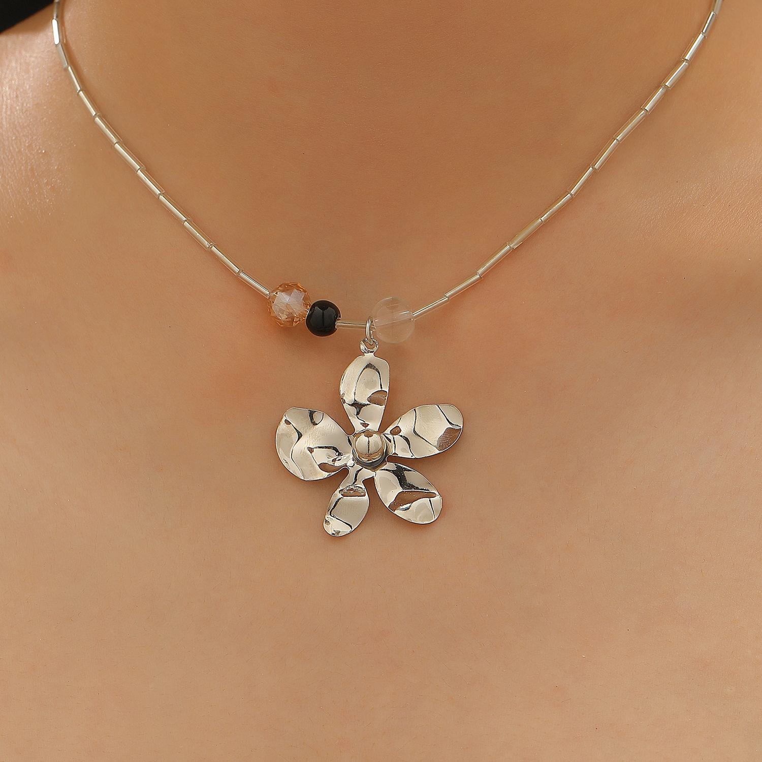 

Серебряное нишевое колье-подвеска из металла с фактурой молотка, в виде цветка и змеиной кости 1 pcs