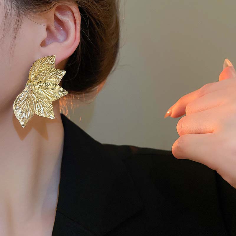 Vintage 3D Metal Leaf Stud Earrings for Women Exaggerated Gold Color Five Petal Flower Earrings Fashion Jewelry Accessory Gift