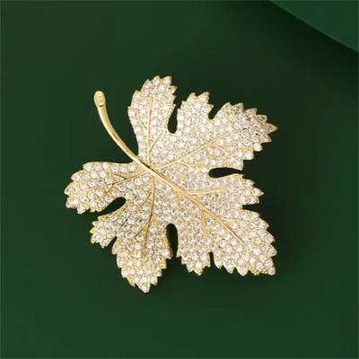 Squisite Spille a Foglia d'Acero Per Donne Ragazze Lusso Eleganti Spille Pianta Versatili Lucenti Corsage Accessori Abbigliamento Regali