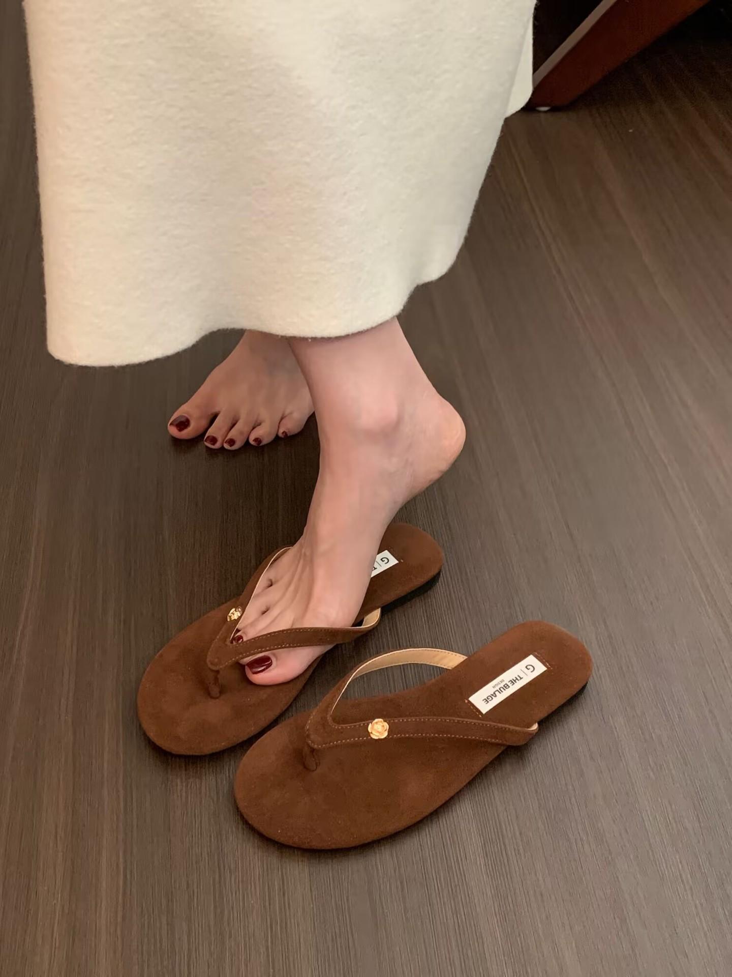

Замшевые шлепанцы на плоской подошве, женская верхняя одежда на весну и лето 2025 года, новая корейская версия сандалий с носком, удобные простые тапочки с мягкой подошвой 40 коричневый