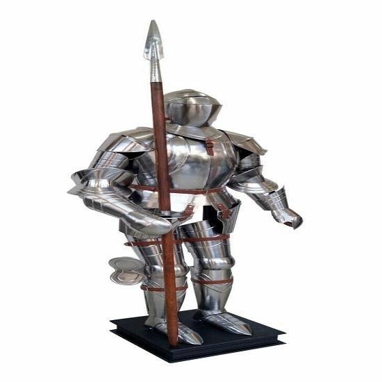 Mittelalterlicher Kreuzritter-Rüstungsanzug aus dem 17. Jahrhundert. Ganzkörper-Rüstungsanzug