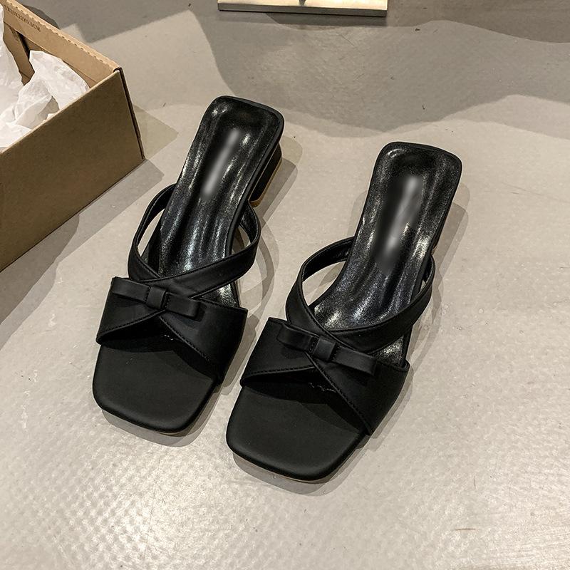 New Square-headed Open-toed Cool Slippers for Women Are Beautiful, and Thick-heeled Slippers Are Worn Outside the Back of the Bow.