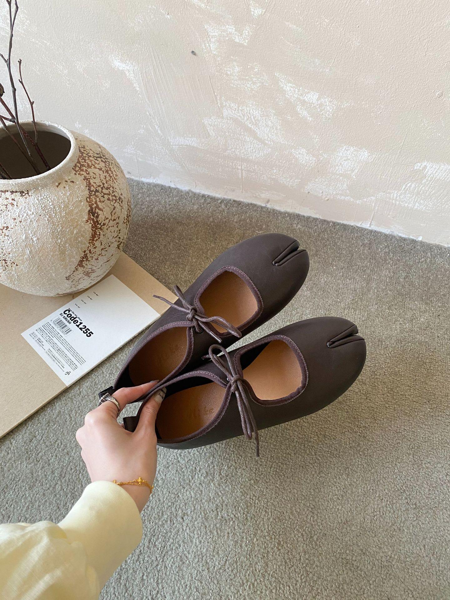 Women s Split Toe Flat Vintage Style Pumps - Fashionable Footwear 35