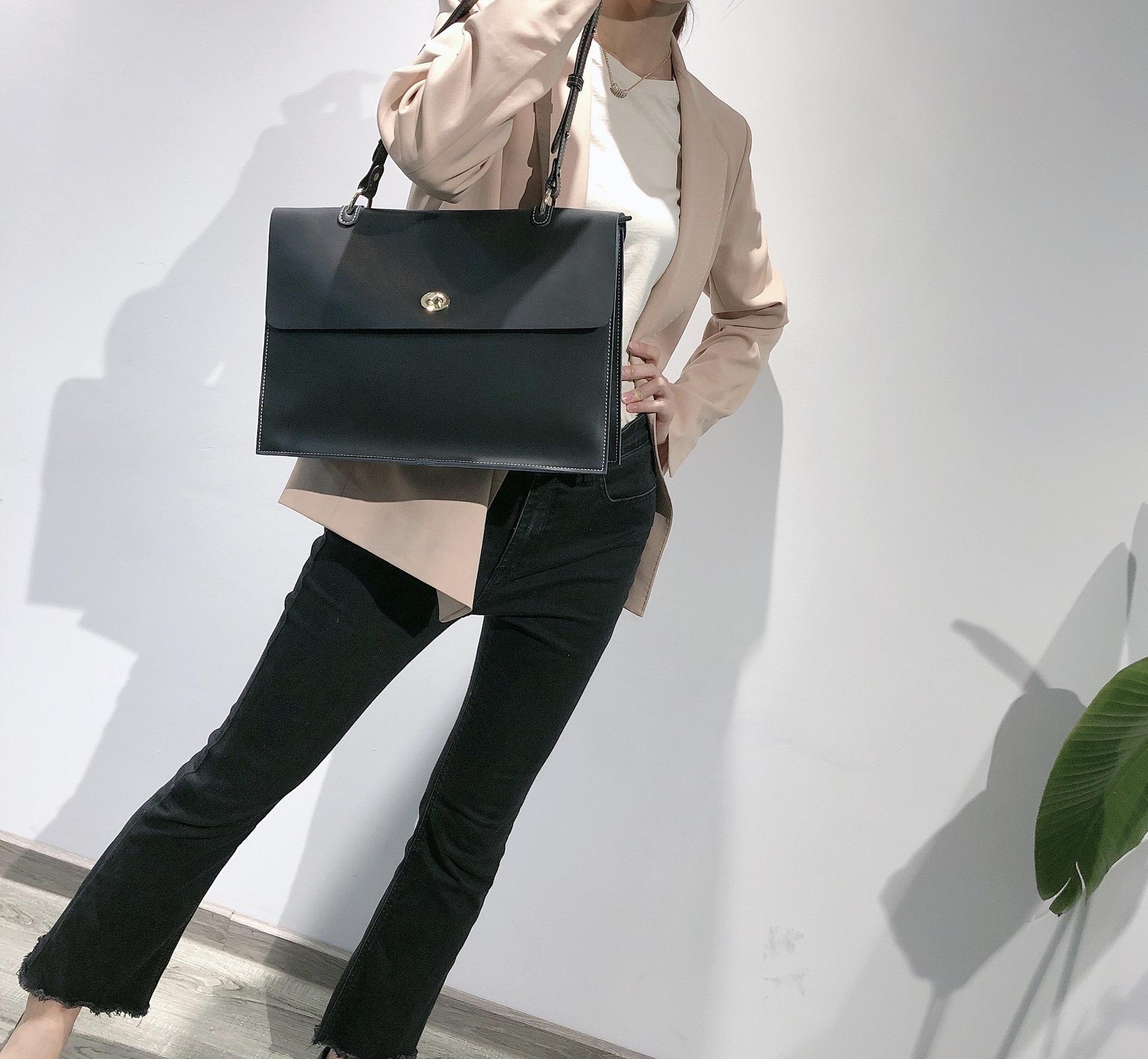 

Тань Сунъюнь Пожалуйста, зовите меня директор Нин Мэн. Сумка того же стиля Женская сумка-тоут Модная Большая вместимость Одно плечо Кожаный портфель 35x10x25cm чёрный