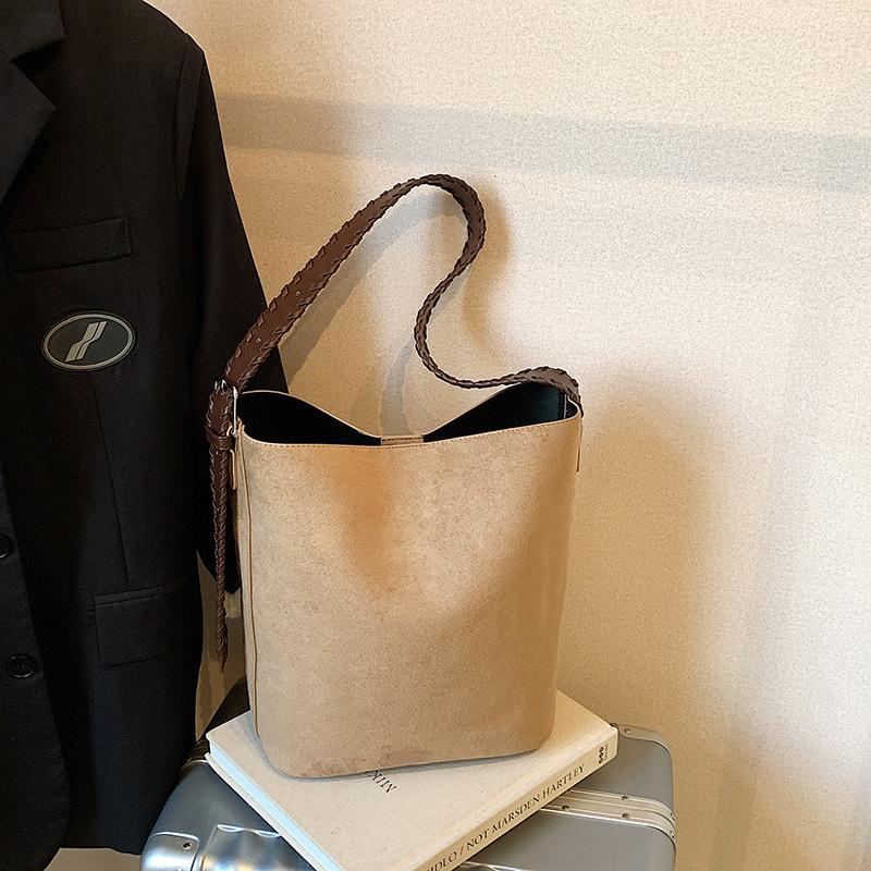 

2025 autumn and winter new suede retro underarm bucket bag Korean version fashionable large-capacity shoulder bag casual commuter bag хакі