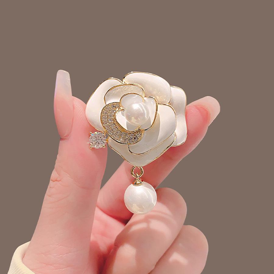 Elegant Alloy Brooch: Premium Niche Women's Versatile Corsage for Coats and Suits