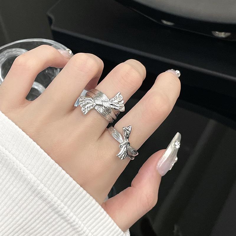 Nischendesign Unregelmäßiger Plissierter Bogen Bonbonring Damen Kaltwind Zeigefinger Offener Ring Fortgeschrittener Sinn