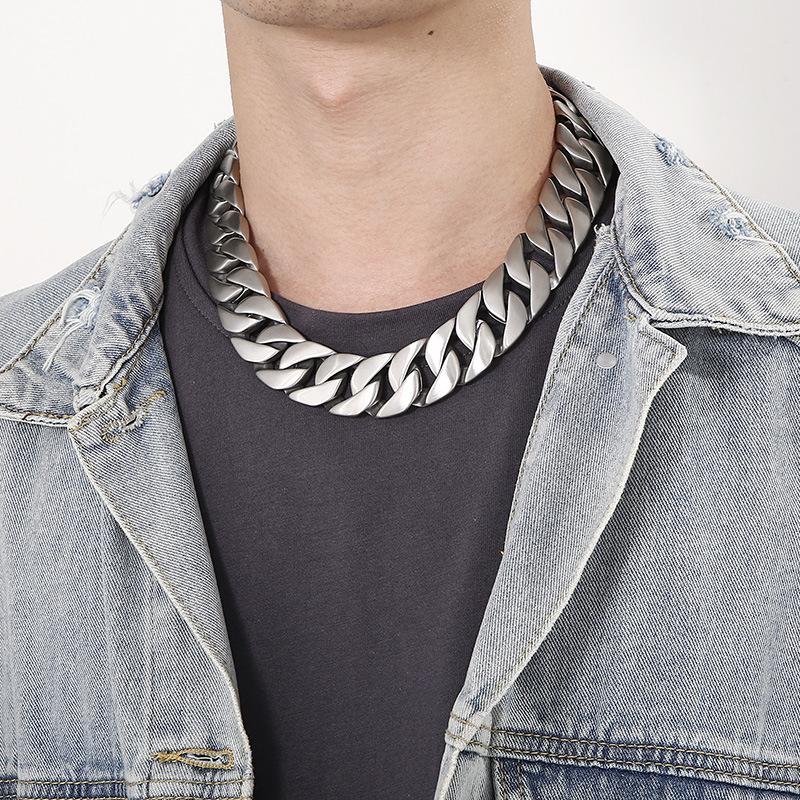 Trendy Creative Bone Buckle Necklace, Simple And Domineering Encrypted Sand Cuban Chain Titanium Steel Men'S Necklace