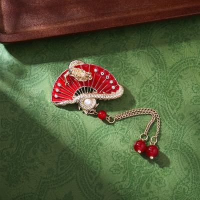 Nuova Spilla Cinese Rossa a Ventaglio con Frange Design di Nicchia Elegante Corsage Drago Dorato di Alta Gamma Anti-Luce Donna