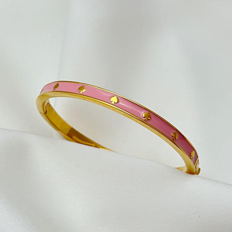 

Элегантный эмалевый золотистый браслет-бангл в форме сердца со скрытой застежкой розовый