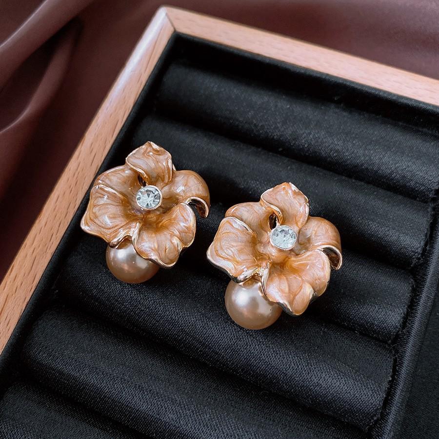 Medieval Silver Needle with Diamonds, Dripping Oil, Flower Pearl Earrings, Temperament, Court Style Stud Earrings, Light Luxury and High-end Earrings.