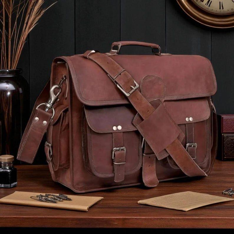 

Кожаный портфель-мессенджер для ноутбука для мужчин, монограммный кросс-боди, компьютерная сумка-слинг для проектов, персонализированные подарки для шаферов 16 x 12 x 5 in