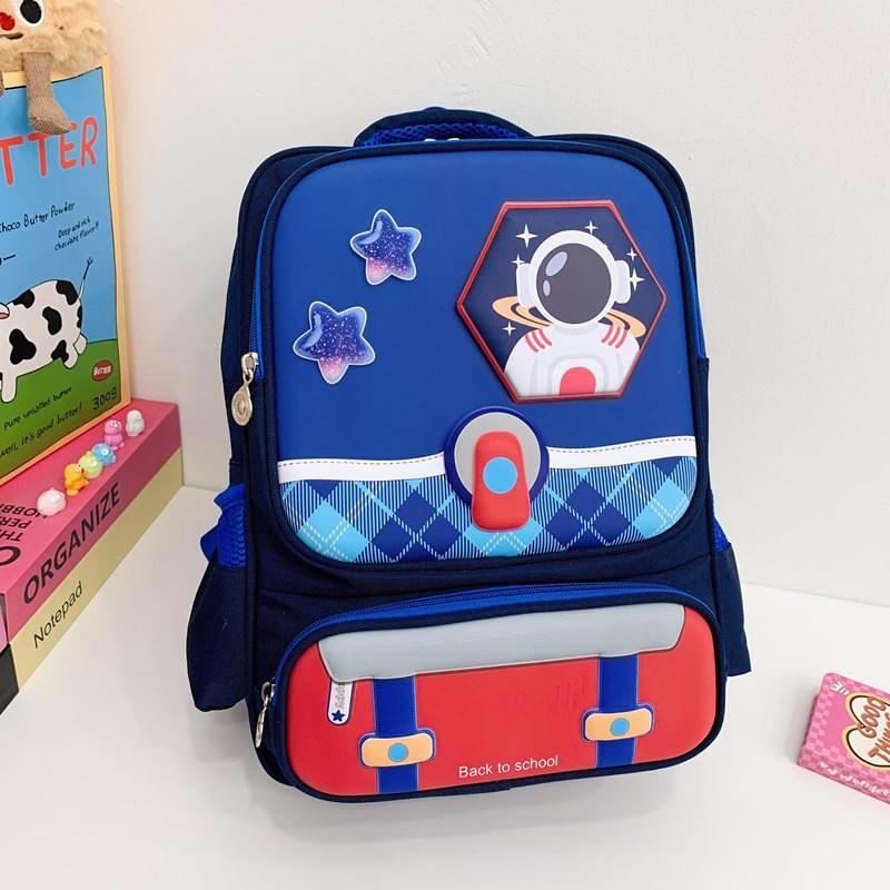 The new schoolbag for primary school students in grades 4-6 is casual, and the backpack is large-capacity to protect the spine